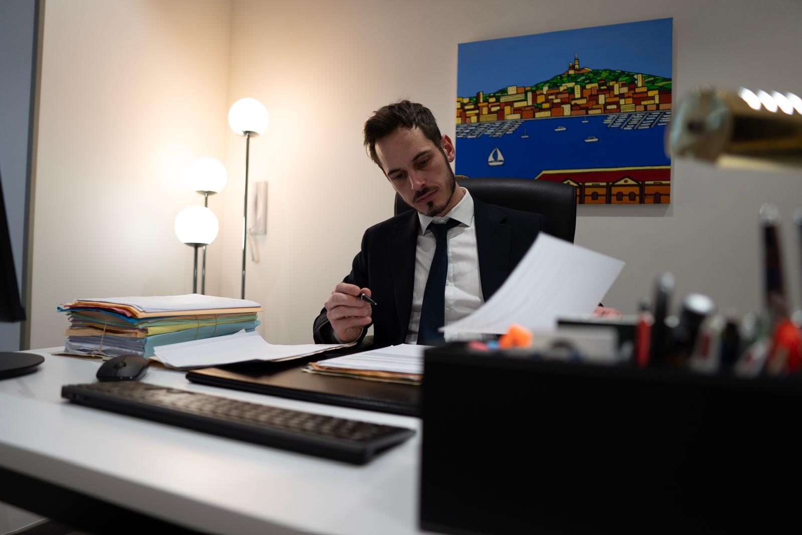 Arthur Masson-Mourey, Avocat pénaliste, à son cabinet à Marseille